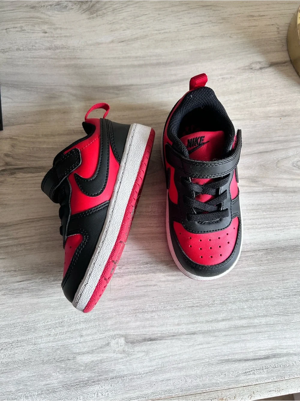 Nike Kids Low-Top Sneakers in Black & Red